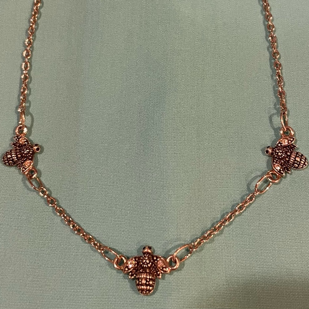 3 Bee silver cable chain necklace excellent condition